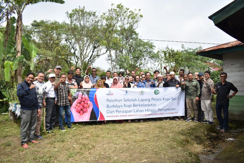 USAID SEGAR dan PT Indo Cafco Luncurkan Program Sekolah Lapang untuk Petani Kopi